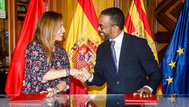 La alcaldesa de Zaragoza, Natalia Chueca, y Cris Turner, vicepresidente de Políticas Públicas de Google