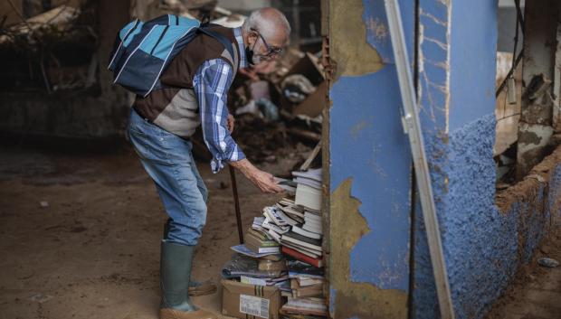 Donis, de la librería La Moixeranga de Paiporta trata de salvar este viernes algunos libros.