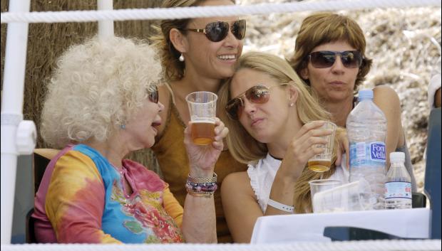 LA DUQUESA DE ALBA , CAYETANA FITZ JAMES , GENOVEVA CASANOVA Y UNA AMIGA BEBIENDO CERVEZA DURANTE EL CAMPEONATO DE HIPICA DE ESPA¿A ADULTOS ( CEA ) Y JOVENES JINETES ( CEJJ ) 2006
MARB / © KORPA
01/10/2006
BENAHAVIS *** Local Caption *** CAYETANA FITZ JAMES , GENOVEVA CASANOVA AND A FRIEND DURING THE " CAMPEONATO DE HIPICA DE ESPA¿A ADULTOS ( CEA ) Y JOVENES JINETES ( CEJJ ) " 2006