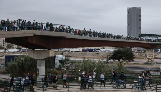 Decenas de personas en el puente que une València con La Torre