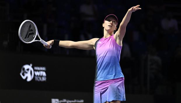 Iga Swiatek durante su partido contra Barbora Krejcikova en las WTA Finals