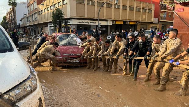 Los Infantes de Marina del Tercio de Armada trabajan sin descanso en la limpieza y apertura de viales en Paiporta (Valencia), la zona cero de la tragedia causada por la DANA