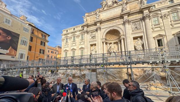 ROMA, 09/11/2024.-La Fontana de Trevi estrena este sábado una pasarela que permite observar de cerca, mientras se restaura, uno de los monumentos más emblemáticos de Roma, un experimento que permitirá evaluar la futura entrada de pago y que ha desatado la polémica entre los comerciantes de la zona. La famosa fuente, joya del barroco romano, es una meta para turistas de todo el mundo, que cada día visitan entre 10.000 y 12.000 personas al día, según fuentes del Ayuntamiento.-EFE/Daniel Cáceres