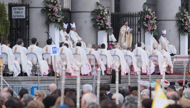 El arzobispo de Madrid José Cobo, durante la celebración de la misa de la virgen de la Almudena