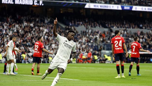 Vinicius celebra uno de sus tres goles ante Osasuna