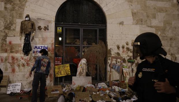 Fachada del Palau de la Generalitat tras la manifestación en la que cerca de 40 organizaciones sociales, cívicas y sindicatos de izquierda de la Comunitat Valenciana han marchado este sábado en protesta por la gestión de la dana y con el lema "Mazón dimisión", en alusión al president de la Generalitat. EFE/Kai Forsterling