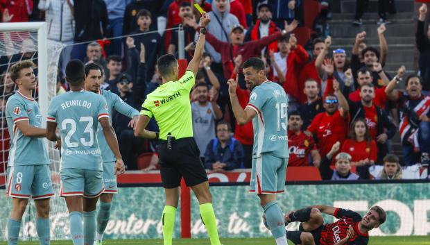 Sánchez Martínez amonestó a Lenglet en la primera parte