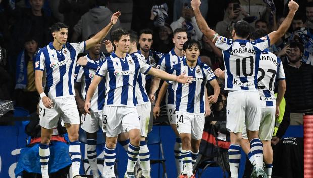 Los jugadores de la Real celebran el 1-0