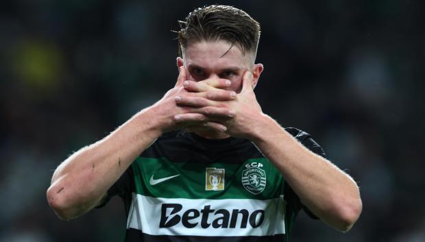 Viktor Gyökeres celebra un gol con su festejo característico de la máscara