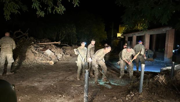 Miembrso de la Brigada, durante el turno de noche