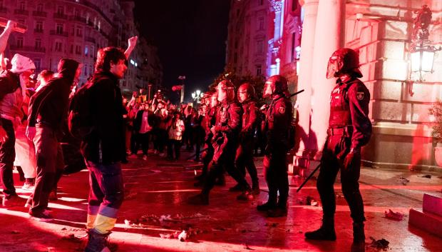 Manifestantes frente a los agentes de la Policía el pasado sábado en Valencia