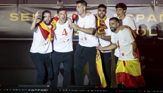 Nacho Fernandez celebrando la Eurocopa de España con: Álvaro Morata, Dani Vivian, David Raya, Robin Le Normand y Dani Carvajal