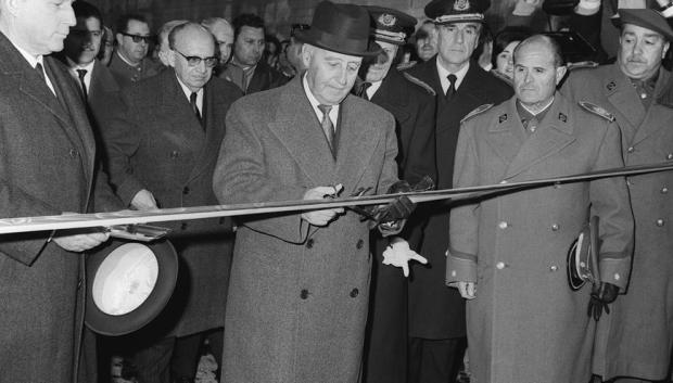 Franco durante la inauguración del túnel de Guadarrama