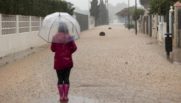 MA09. MÁLAGA, 13/11/2024.-Aspecto que presenta el río Guadalmedina a su paso por Málaga este miércoles en el que las fuertes lluvias y granizo que se registran están causando inundaciones y acumulación de grandes balsas en algunas de las principales avenidas de todos los distritos de la ciudad.EFE/María Alonso