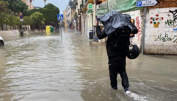 MA07. MÁLAGA, 13/11/2024.- Un hombre observa el aspecto que presenta el río Guadalmedina a su paso por Málaga este miércoles en el que las fuertes lluvias y granizo que se registran están causando inundaciones y acumulación de grandes balsas en algunas de las principales avenidas de todos los distritos de la ciudad.EFE/María Alonso