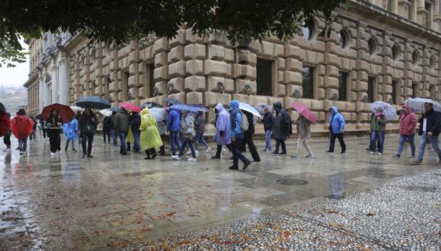 Varios turistas pasean por el recinto monumental de la Alhambra, Granada, este miércoles