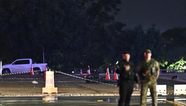 Miembros de la Policía Militar del Distrito Federal, Policía Civil y Policía Judiciaria custodian el lugar de una explosión en la Plaza de los Tres Poderes