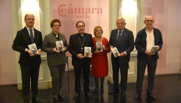 Enrique Belloso, delegado diocesano de Apostolado Seglar de la Archidiócesis de Sevilla; Concepción Hernanz, responsable del área de Publicaciones de la Editorial CCS; Mons. Teodoro León, obispo auxiliar de Sevilla; Gloria Gamito, periodista y autora del libro; Francisco Herrero, presidente de la Cámara de Comercio de Sevilla; y Francisco Correal, escritor y periodista