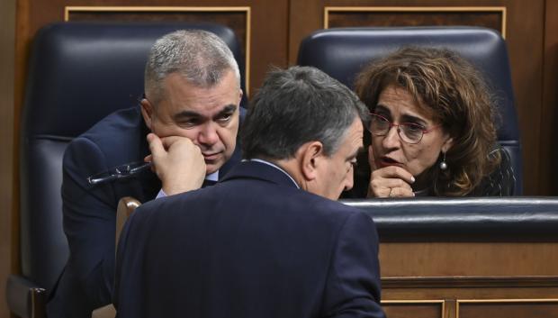 Montero junto al secretario de Organización del PSOE y el portavoz del PNV