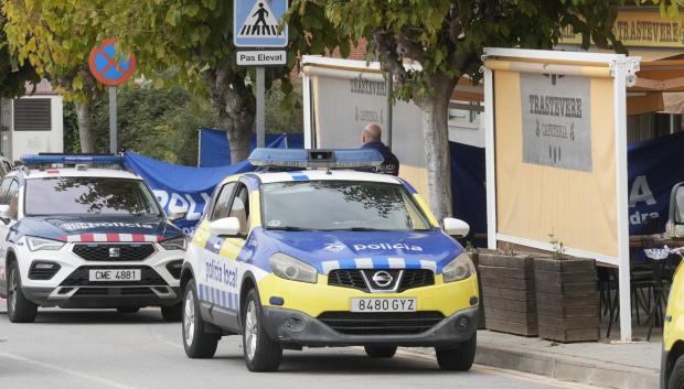 Un coche de los Mossos, aparcado junto a la terraza donde ha ocurrido el tiroteo