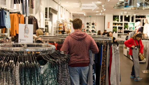 Consumidores en una tienda de ropa