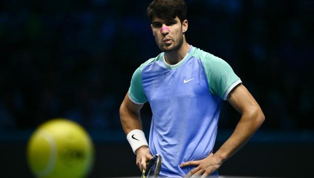 Carlos Alcaraz se resigna en un momento del partido contra Zverev