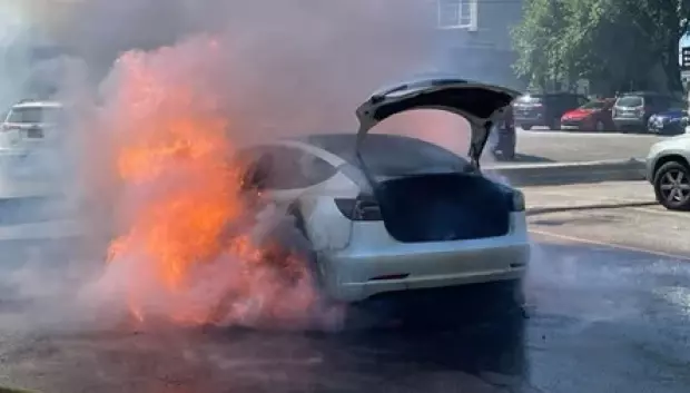 No es fácil que arda un coche eléctrico, pero cuando lo hace el problema para los bomberos es grande