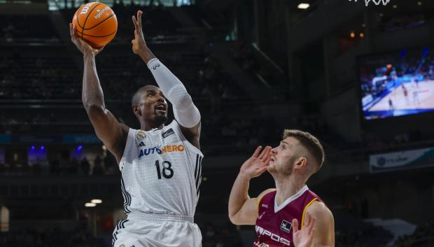 El pivot del Real Madrid Serge Ibaka (i)intenta el tiro ante el jugador del Hiopos Lleida  Edo Muric