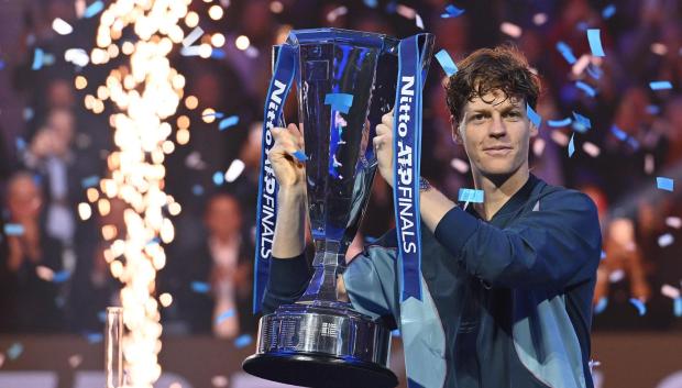 Jannik Sinner con el título de las ATP Finals