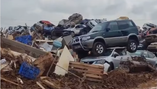 El Nissan Terrano apilado en un desguace horas después