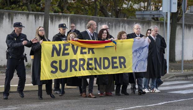 Un grupo de abogados apoya al letrado de Puigdemont