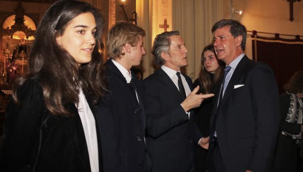 Cayetano Martínez de Irujo y Alfonso Díez junto a Amina y Luis Martínez de Irujo Casanova y Bárbara Mirjan durante el funeral anual por el 4 Aniversario de la muerte de la Duquesa de Alba en Sevilla.
20/11/2018