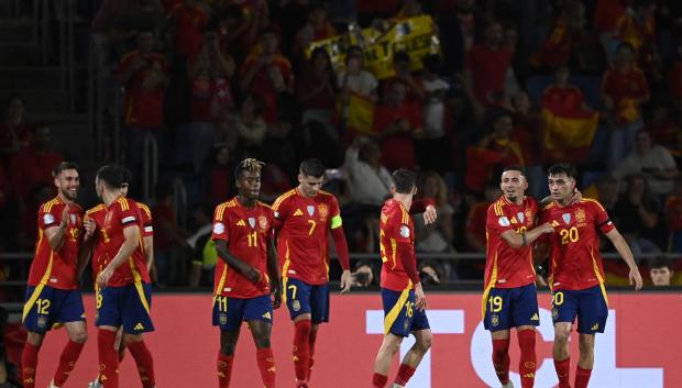 La selección española celebra el gol de Yeremi Pino