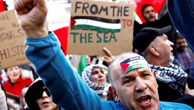 Manifestación pro-palestina con un lema antisemita que niega la existencia del Estado de Israel