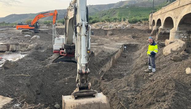 Operarios de Axaragua, empresa pública que suministra el agua en alta a los municipios de Comares, Almáchar, Cútar y El Borge de la comarca de la Axarquía (Málaga), trabajan desde el pasado jueves en cuatro grupos arreglando numerosas averías que mantienen sin agua a 5.000 vecinos, dado que la tubería transcurre por el río Benamargosa y hay que sustituirlos