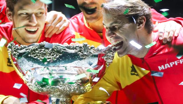 Rafa Nadal celebra la última Copa Davis conquistada por el equipo español en 2019