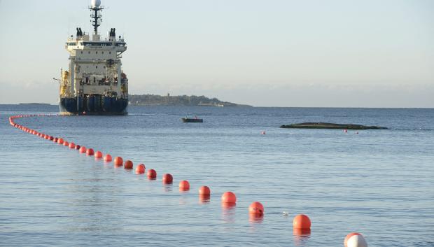 Imagen de 2015 en el que se muestra el cable de telecomunicaciones submarino C-Lion1 siendo tendido hasta el fondo del mar Báltico