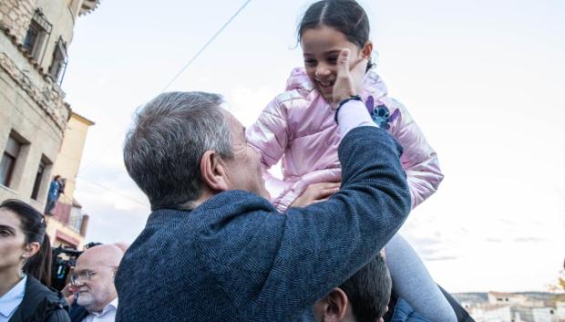 Emiliano García-Page saludando a una niña