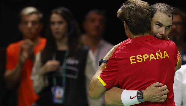 Rafa Nadal se abraza a David Ferrer