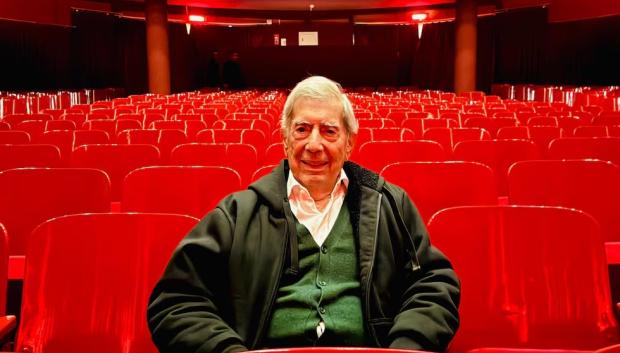 El escritor Mario Vargas Llosa asistió al teatro Marsano y ver una adaptación de su obra '¿Quién Mató a Palomino Molero?' en Lima (Perú), el 20 de octubre de 2024.