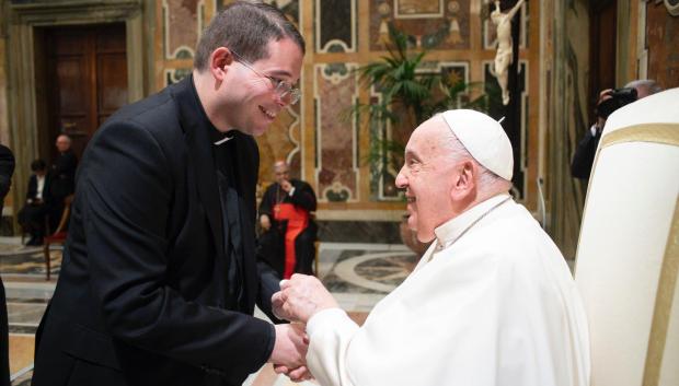 El cura Yerai Fariñas y el Papa Francisco