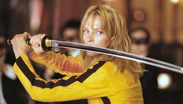 Uma Thurman con el mono amarillo que usó Bruce Lee en Juego con la muerte