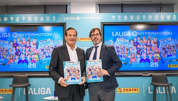 Lluís Torrent, director general y consejero delegado de Panini España, y Jorge de la Vega, director general de negocio de LaLiga posan con el álbum oficial de LaLiga Hypermotion