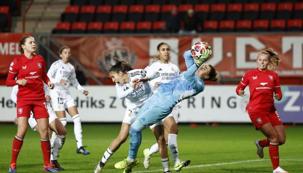 Misa para un balón en el partido frente al Twente