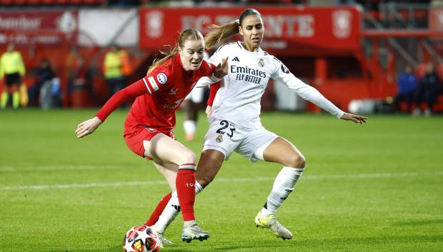 Maelle Lakrar del Real Madrid disputa un balón en el partido de Champions