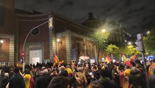 Manifestación en la sede del PSOE tras las afirmaciones de Aldama