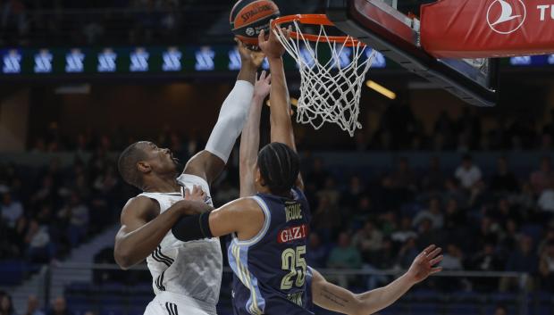 El pívot del Real Madrid Serge Ibaka intenta anotar ante el alero del Alba Berlín