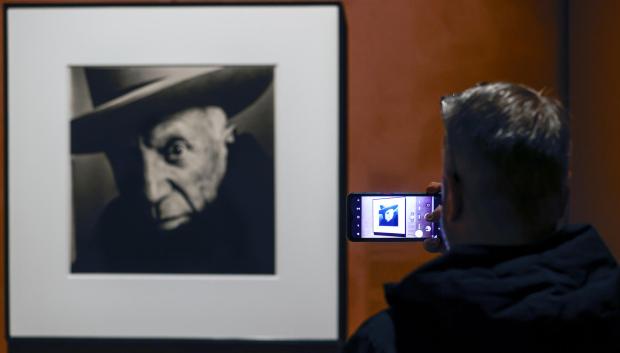 Un retraso a Picasso en la exposición de Irving Penn