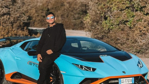 Jorge Martín junto al Lamborghini