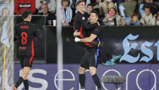 Robert Lewandowski celebra el 0-2 ante el Celta en Balaídos